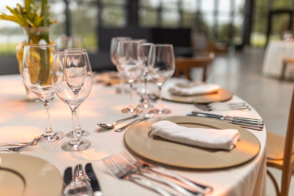 Een stijlvol ingerichte eetkamer met een lange eettafel en stoelen, perfect voor familiebijeenkomsten en diners.