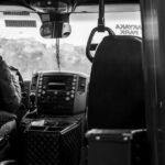 Een buschauffeur rijdt door de stad, omringd door passagiers en druk verkeer, symboliserend de verantwoordelijkheden van het chauffeurswerk.
